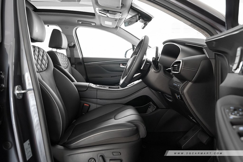 Hyundai SANTA FE Hybrid front seats