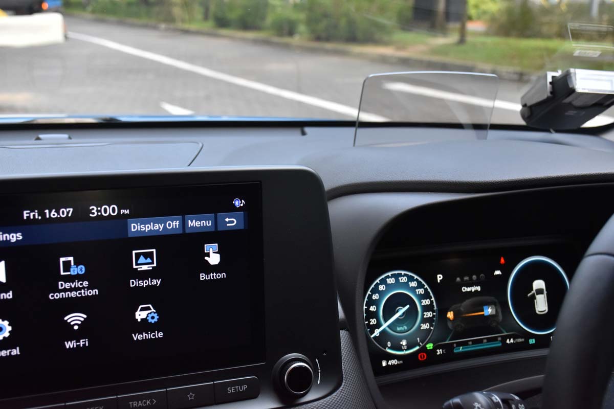 Hyundai KONA Hybrid infotainment display