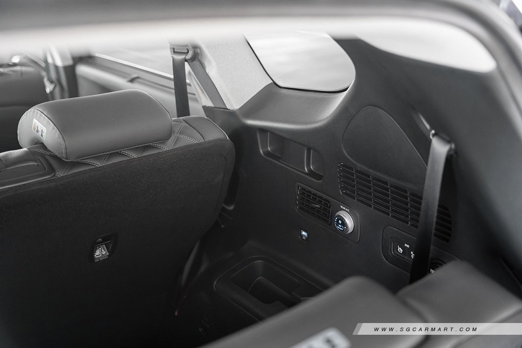 Hyundai SANTA FE Hybrid 3rd row rear seat usb port and air-conditioning