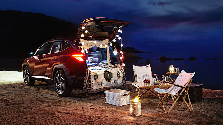 Hyundai TUCSON setup for picnic at the beach at night