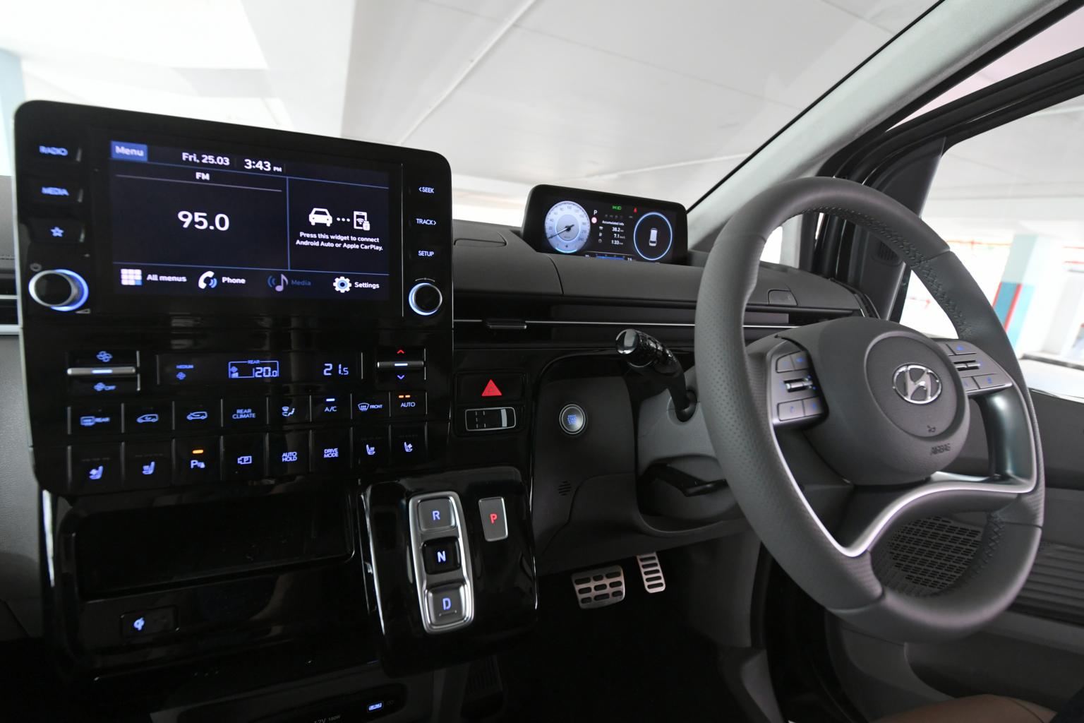 Hyundai STARIA front dashboard