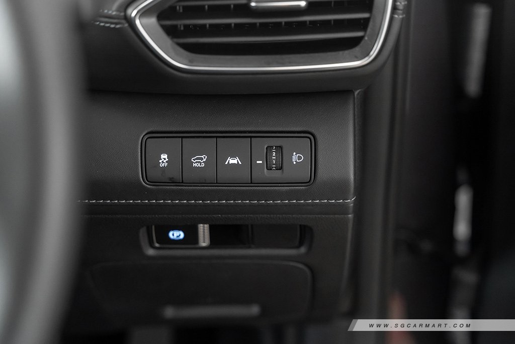 Hyundai SANTA FE Hybrid driver assist buttons