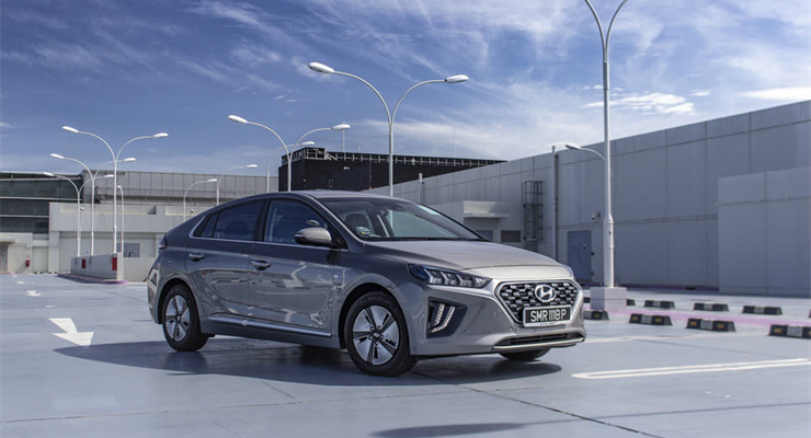Hyundai Ioniq Hybrid Review by One Shift