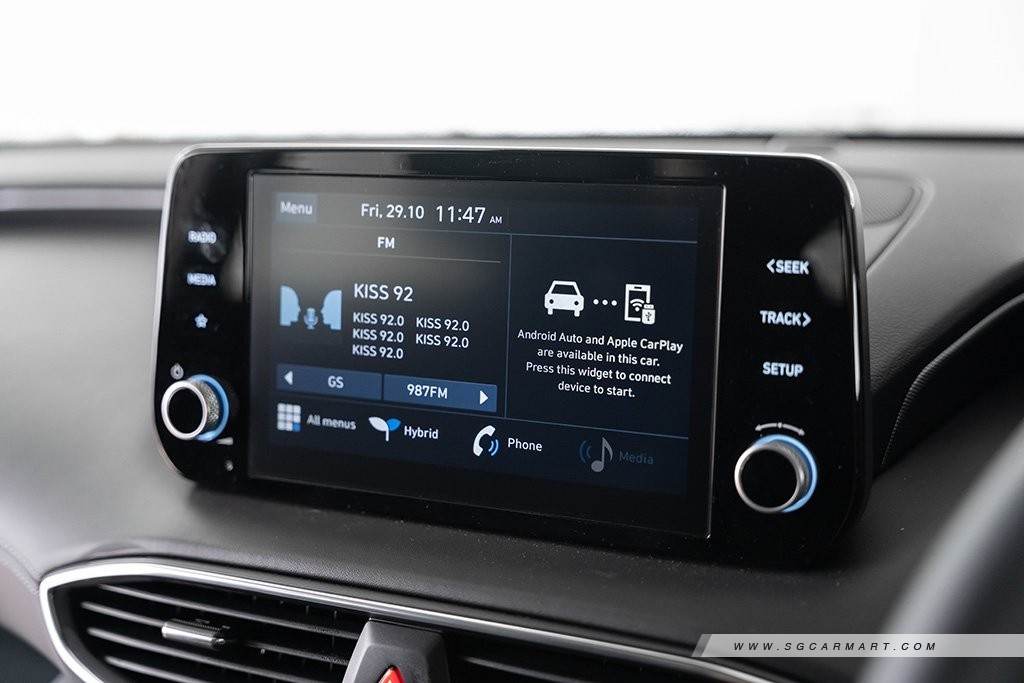 Hyundai SANTA FE Hybrid infotainment display music