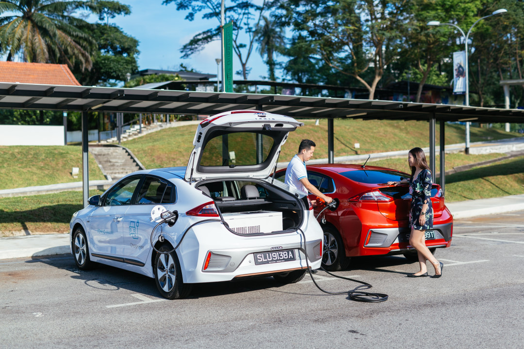 Komoco EV vehicle-to-vehicle mobile electric recovery service demo