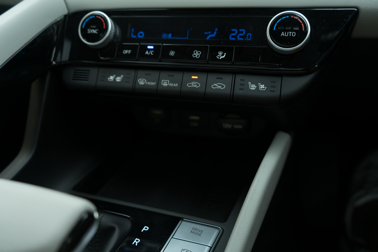 2021 Hyundai AVANTE interior climate controls