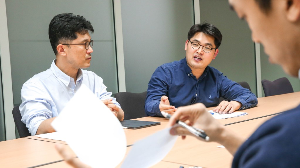Lead researcher Kim Jun-su and lead researcher Yang Dong-su overseeing the development of the 3rd Generation Platform
