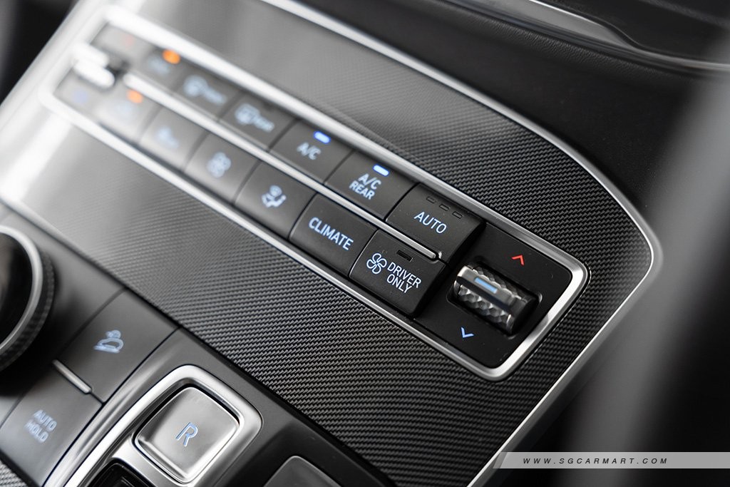 Hyundai SANTA FE Hybrid climate control buttons