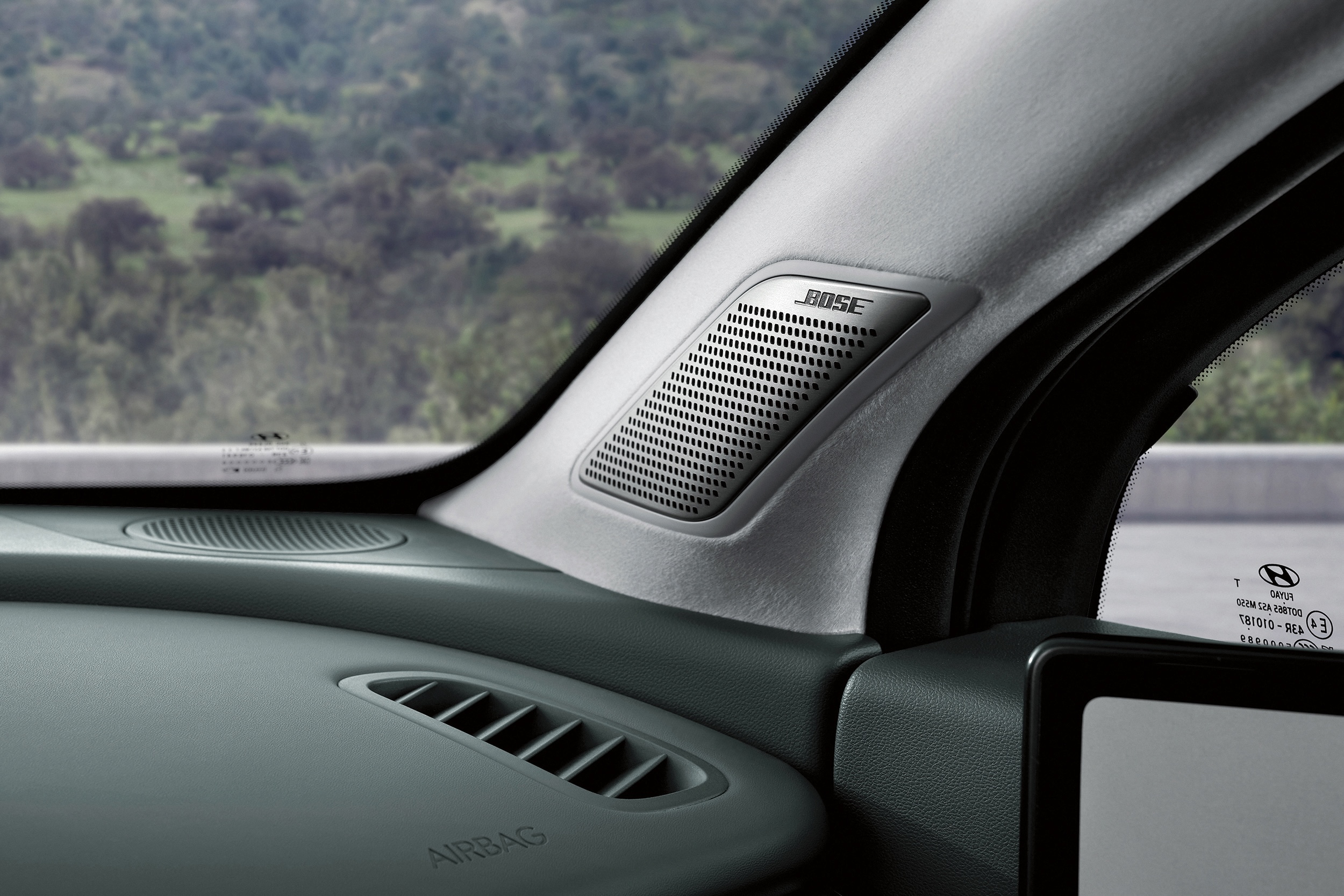 Illustration of Hyundai Digital Key 2 opening door of IONIQ 9.