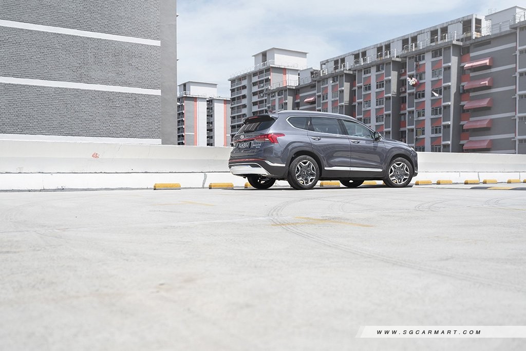 Hyundai SANTA FE Hybrid parked