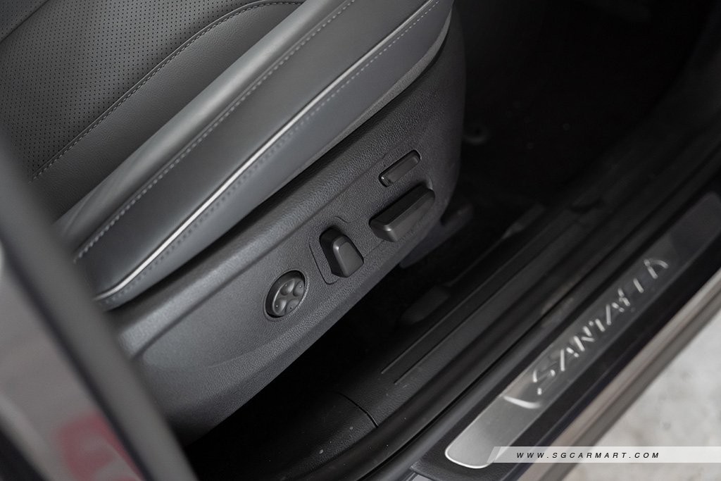 Hyundai SANTA FE Hybrid seat adjustment controls
