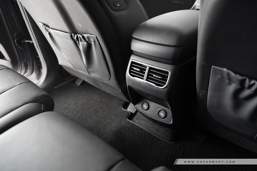 Hyundai SANTA FE Hybrid 2nd row rear seat usb ports and air-conditioning