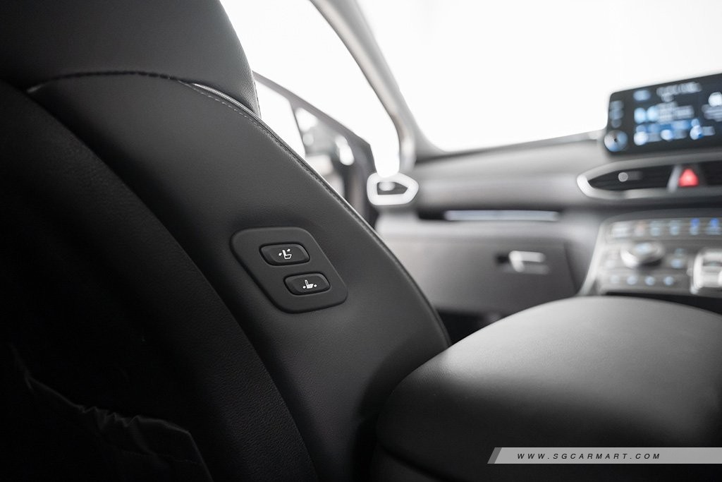 Hyundai SANTA FE Hybrid backrest adjustment buttons