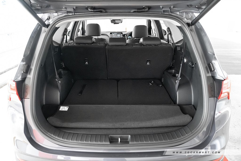 Hyundai SANTA FE Hybrid 3rd row seats folded boot space