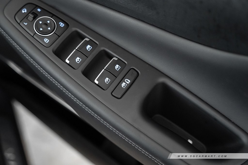 Hyundai SANTA FE Hybrid side console buttons
