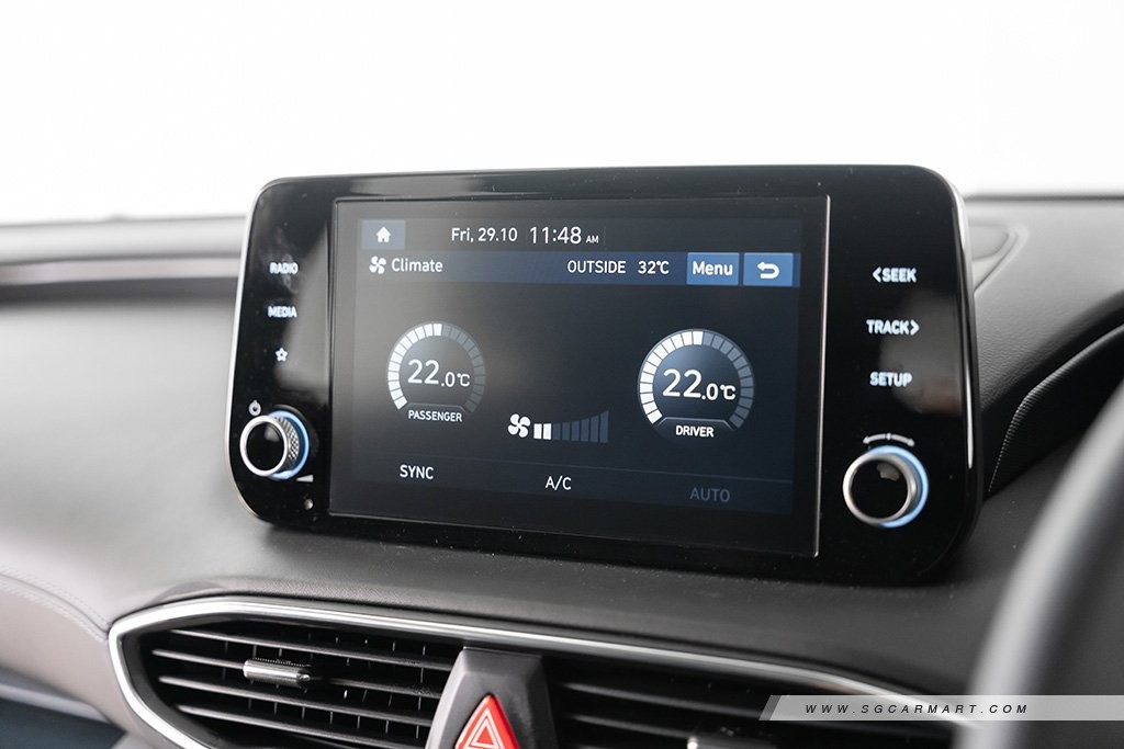 Hyundai SANTA FE Hybrid infotainment display interior temperatures
