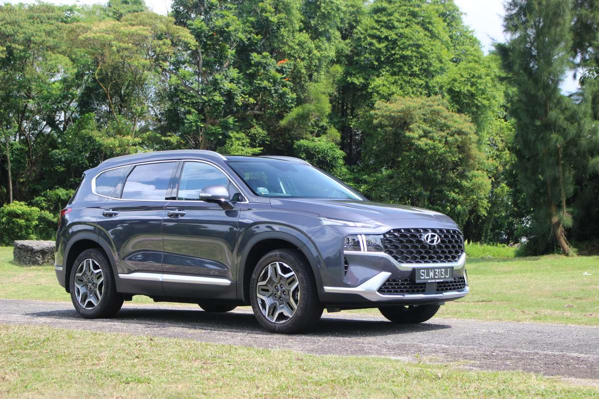 Hyundai’s Santa Fe seven-seater SUV gets a major mid-life facelift, with an extensive restyling and a new hybrid drivetrain