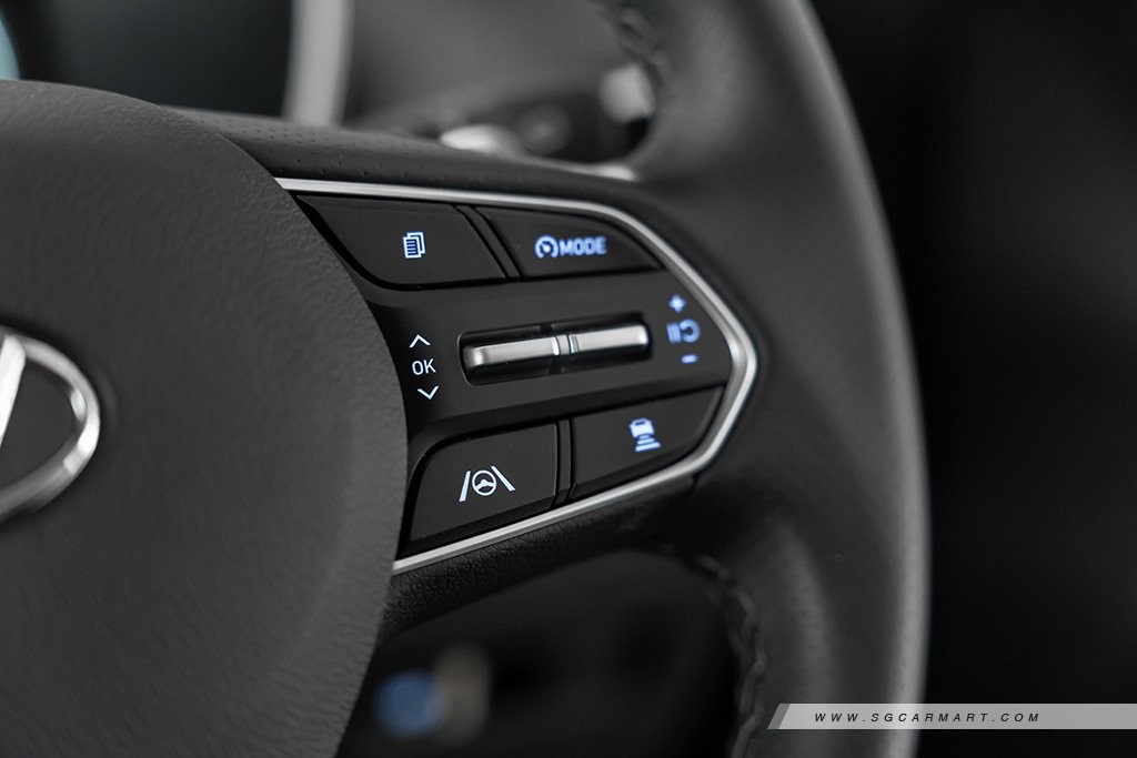 Hyundai SANTA FE Hybrid driver steering wheel button controls