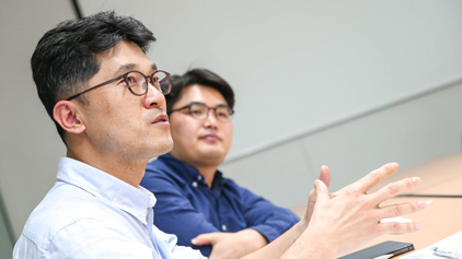 Lead researcher Kim Jun-su explaining the 3rd Generation Platform employs redundancies in essential safety systems
