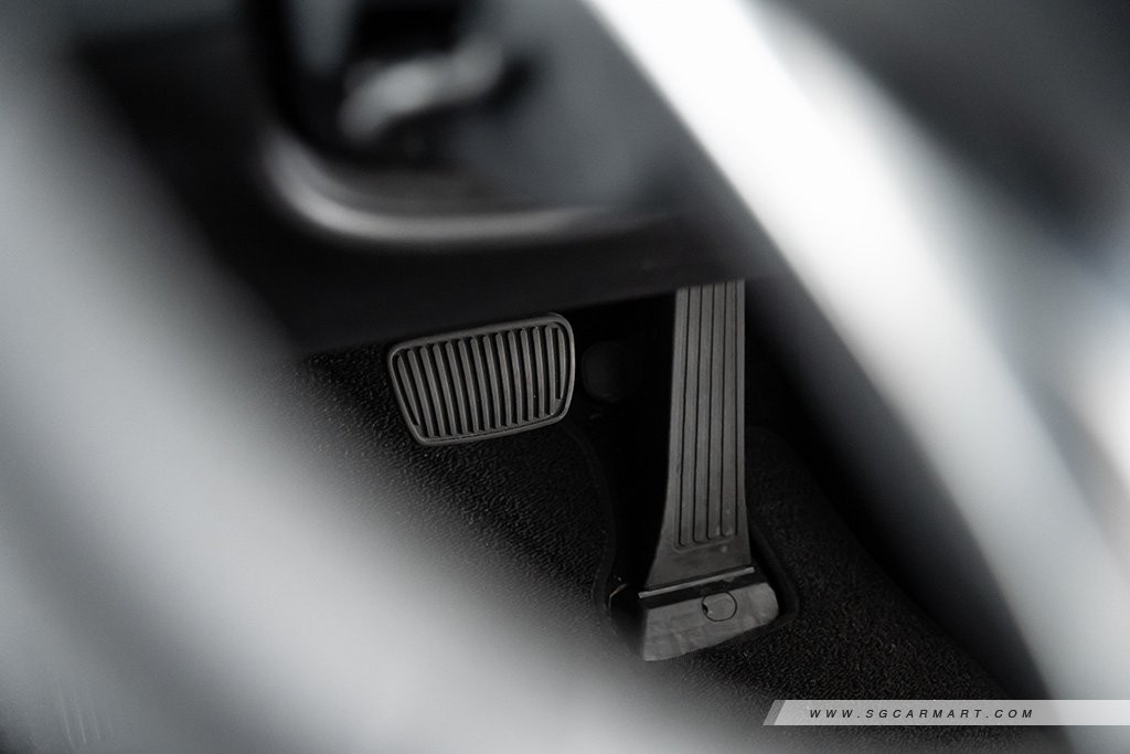 Hyundai SANTA FE Hybrid driver pedals