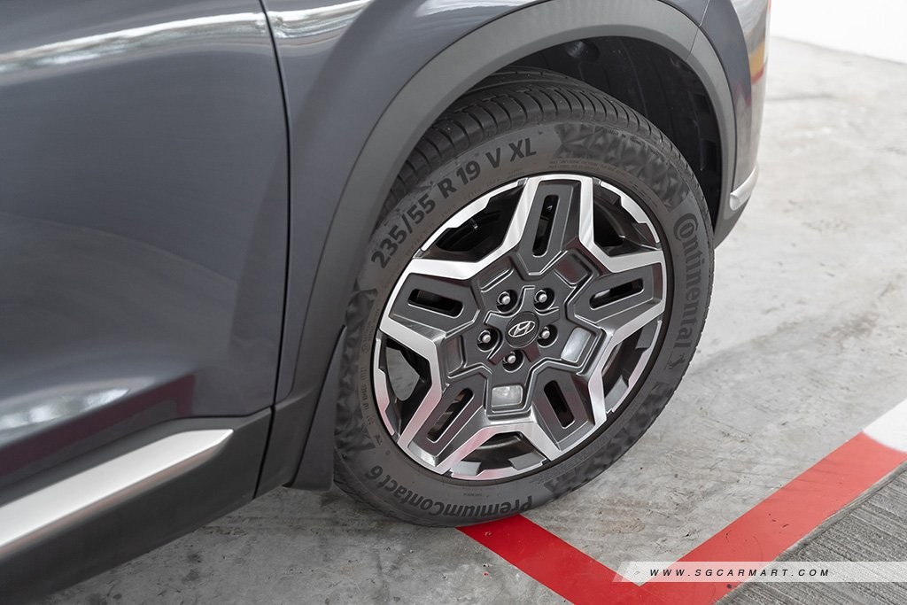 Hyundai SANTA FE Hybrid tires