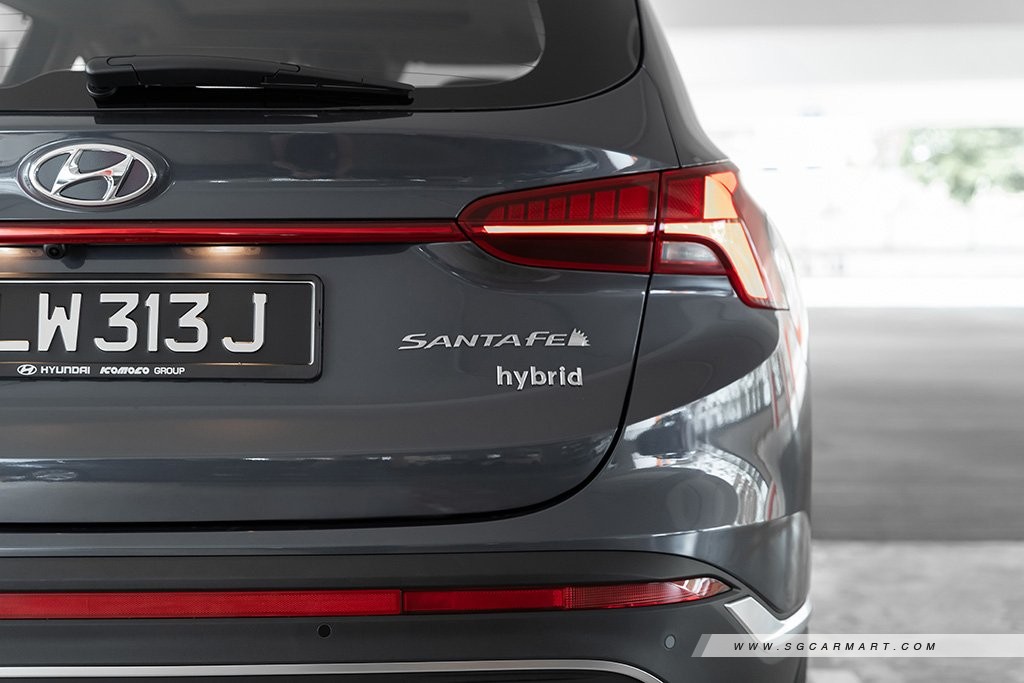 Hyundai SANTA FE Hybrid rear emblem