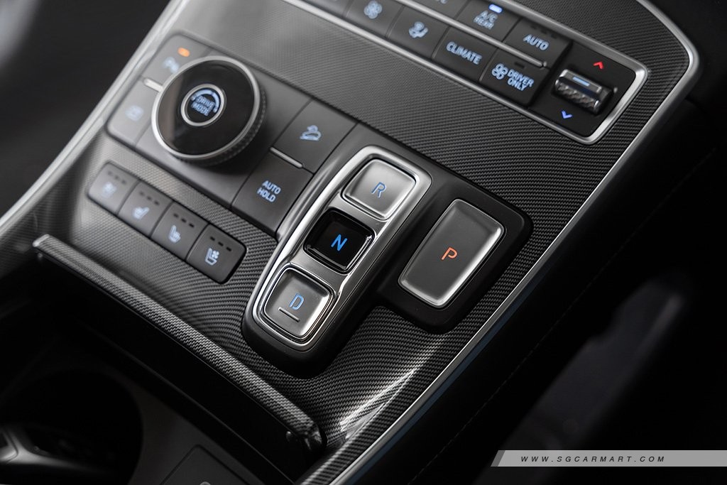 Hyundai SANTA FE Hybrid shift-by-wire buttons
